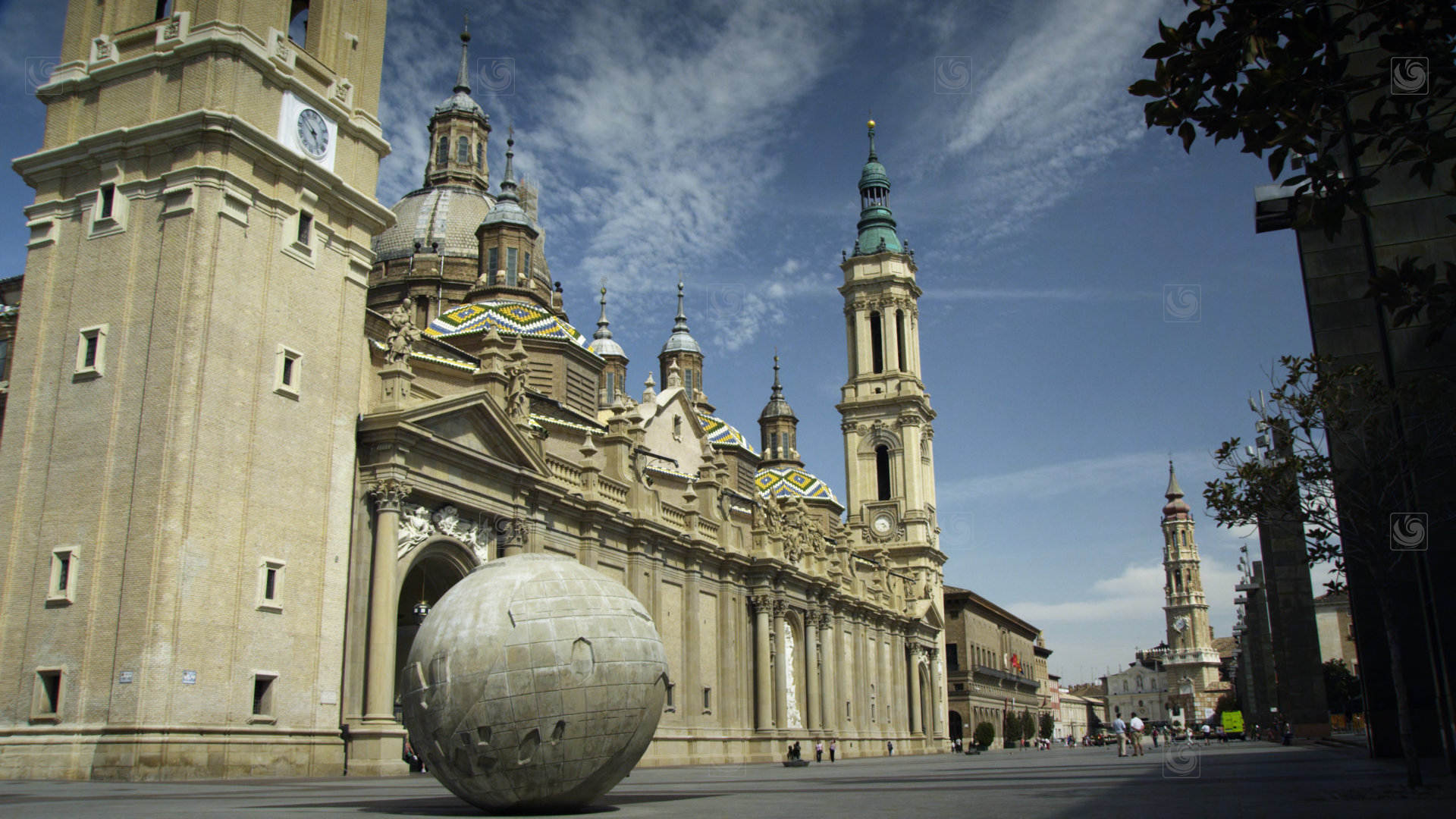Fotograma de vídeo promocional de Zaragoza, mostrando la Plaza de El Pilar