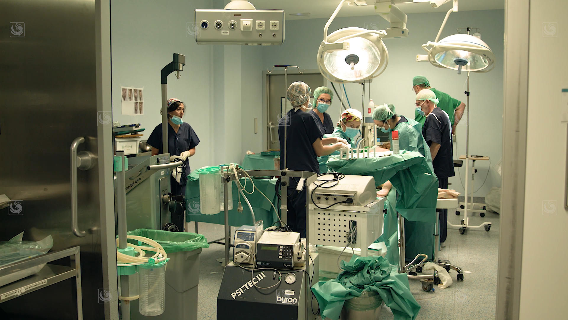 Fotograma de vídeo mostrando la vista general de un quirófano al comienzo de una cirujía estética