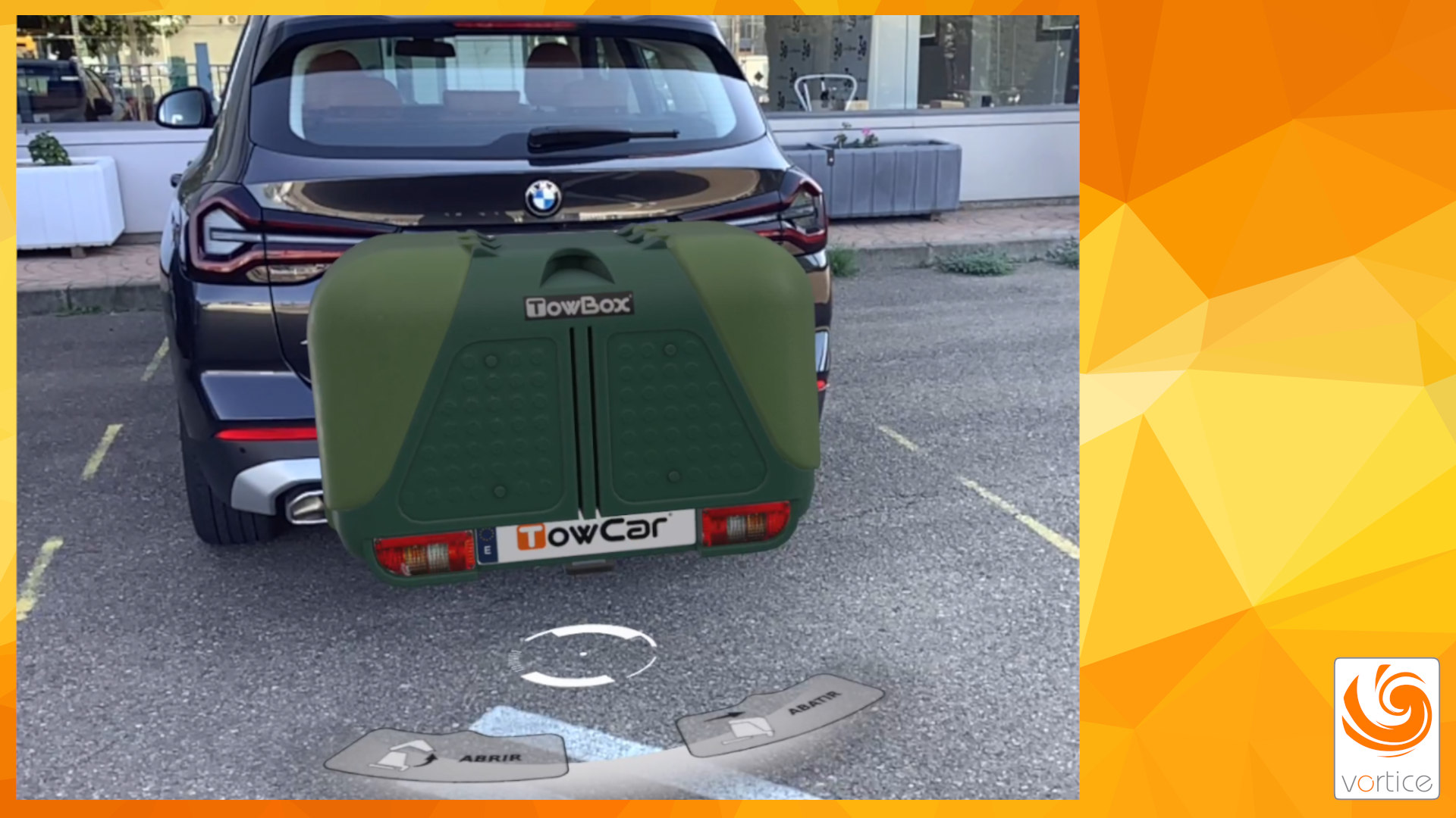 Experiencia de realidad aumentada con un TowBox V2 con acabado Camper colocado en un vehículo BMW azul