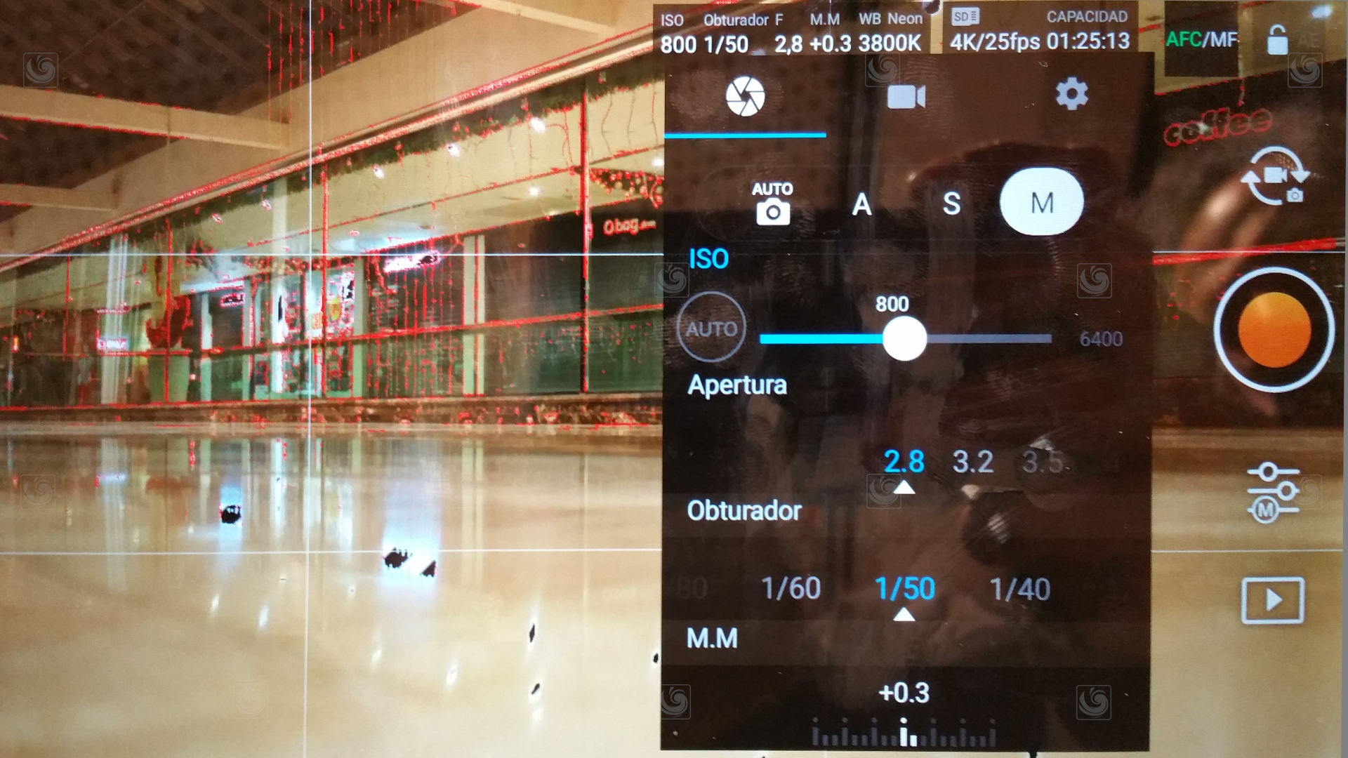 Detalle del control de vuelo del dron, empleado en la grabación de amplios movimientos de cámara tipo travelling