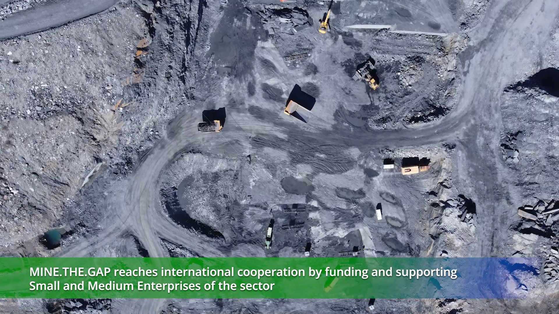 Vista cenital muy elevada de mina a cielo abierto