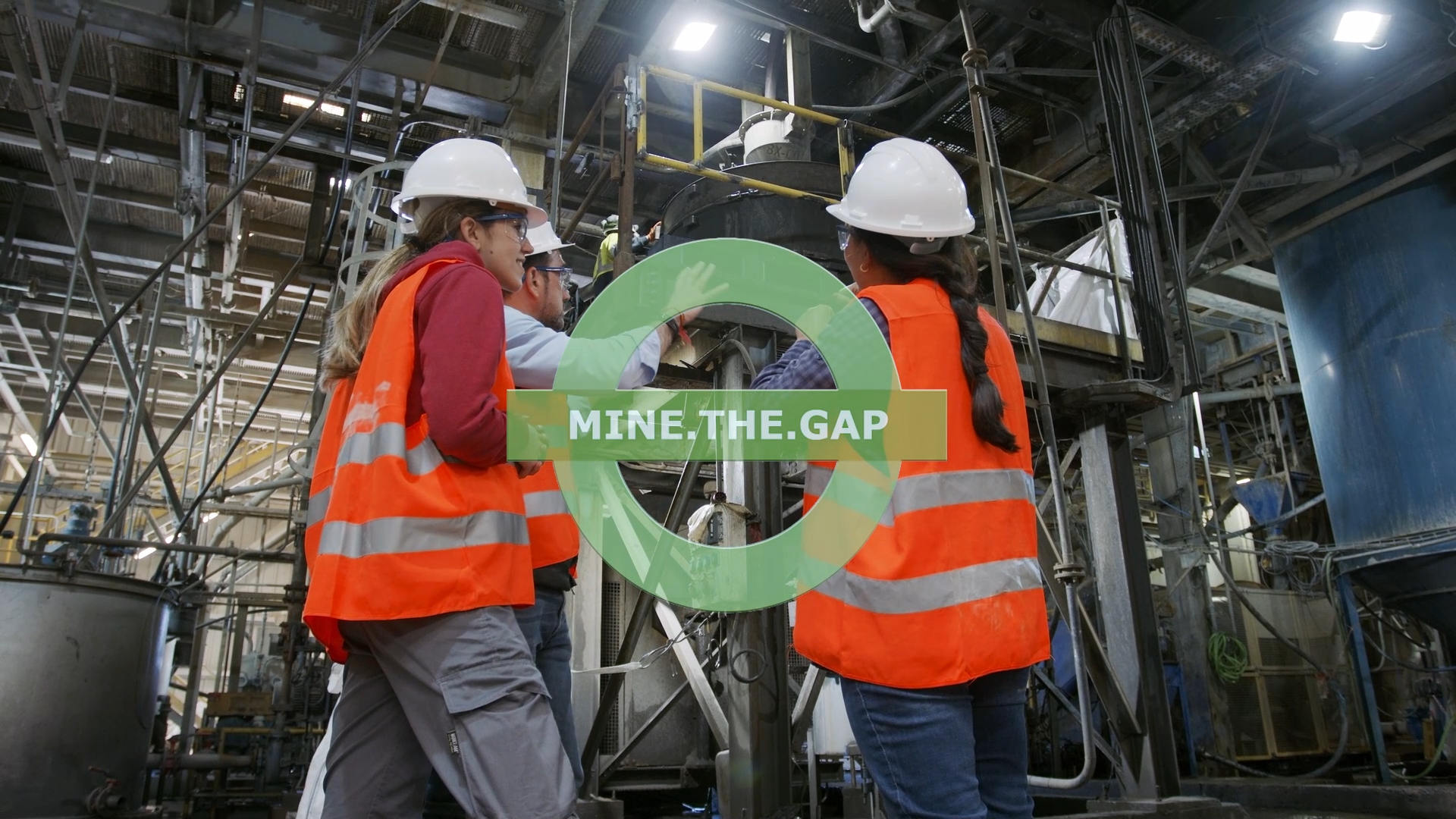 Varios integrantes de la Fundación ICAMCyL en una instalación de tratamiento de extracciones mineras