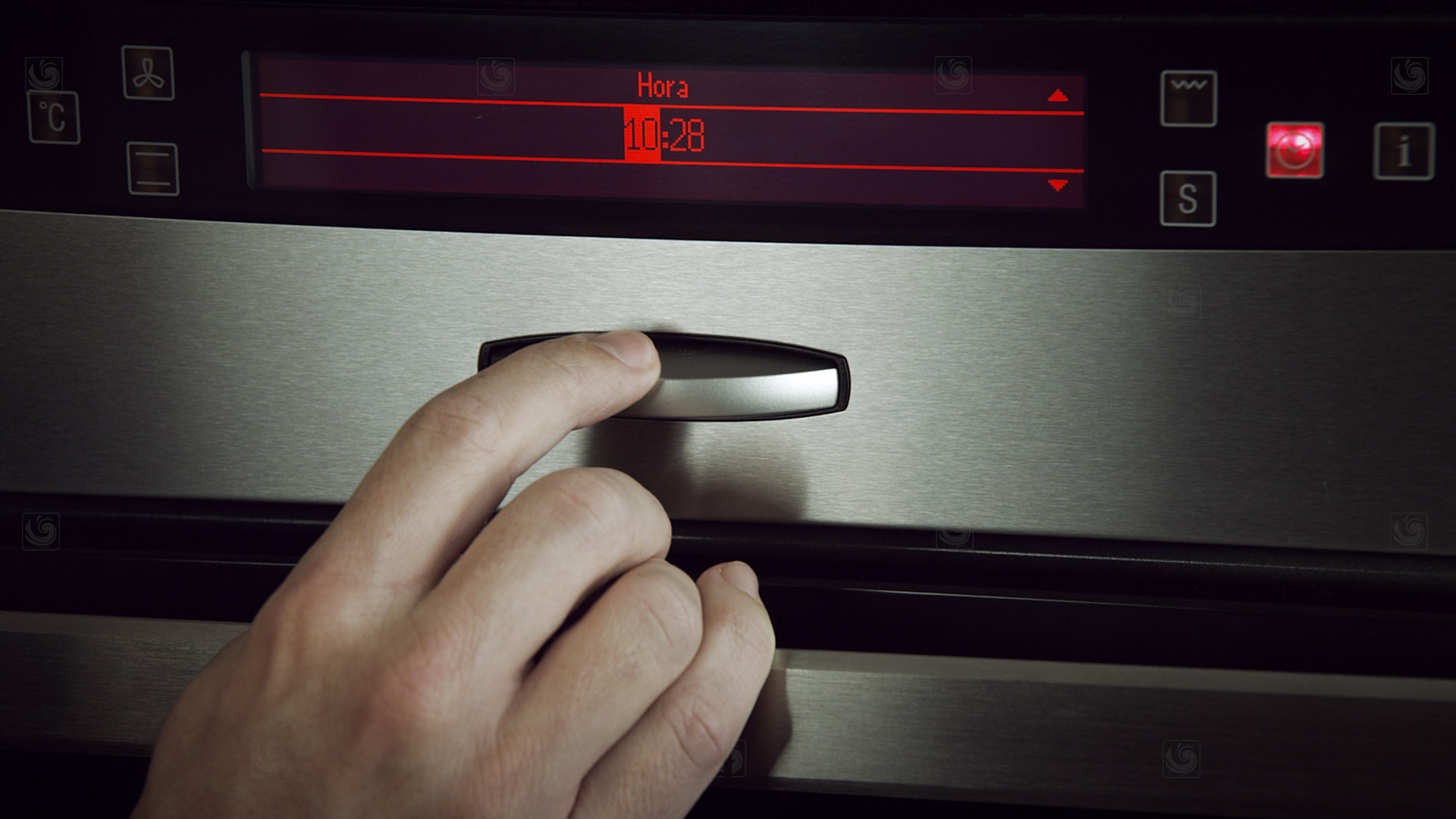 Fotograma de vídeo de producto entorno a hornos Neff, mostrando un detalle del mando de control de temperatura