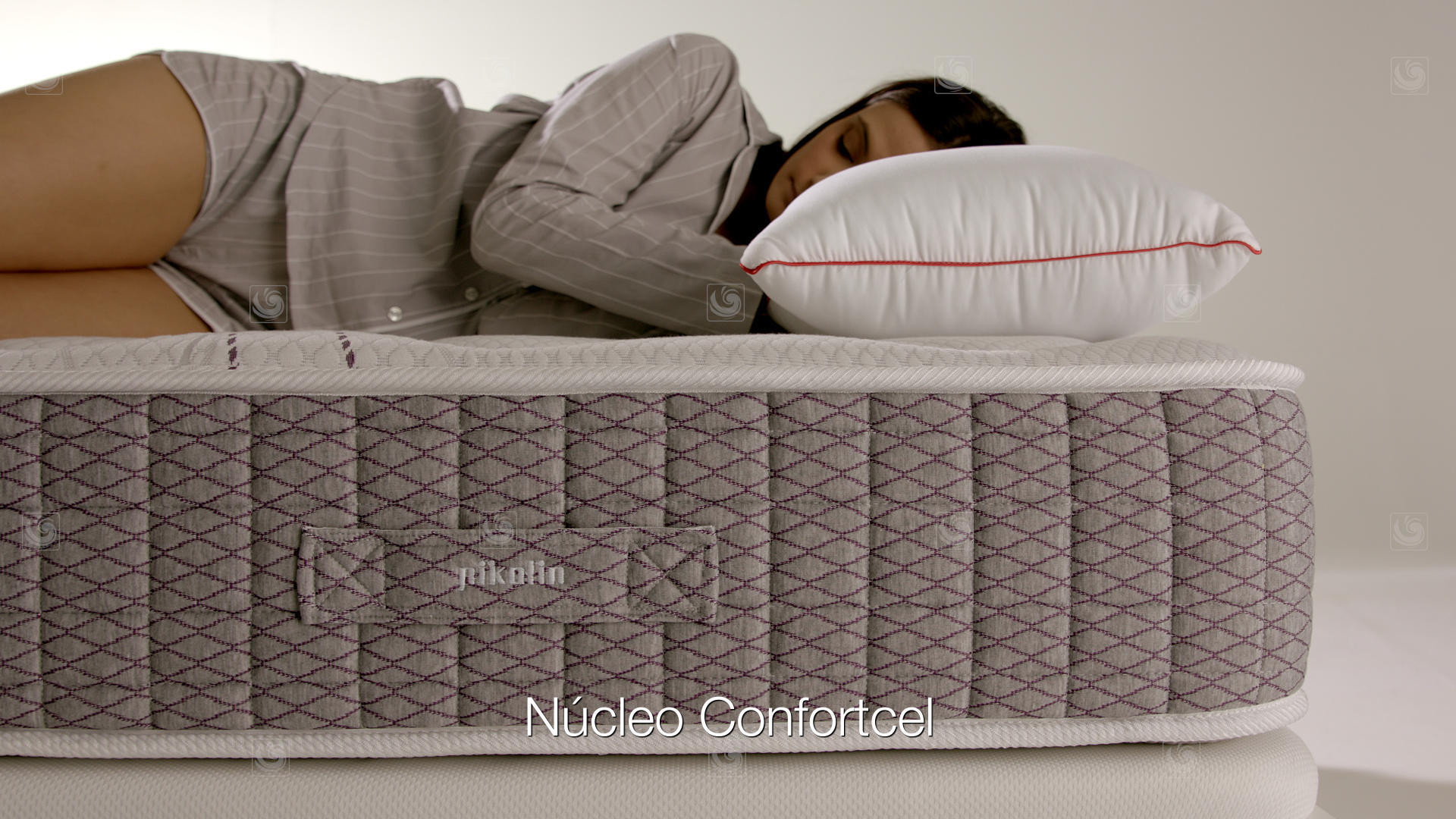 Fotograma de vídeo de producto para Pikolin, mostrando la postura correcta de descanso sobre un colchón